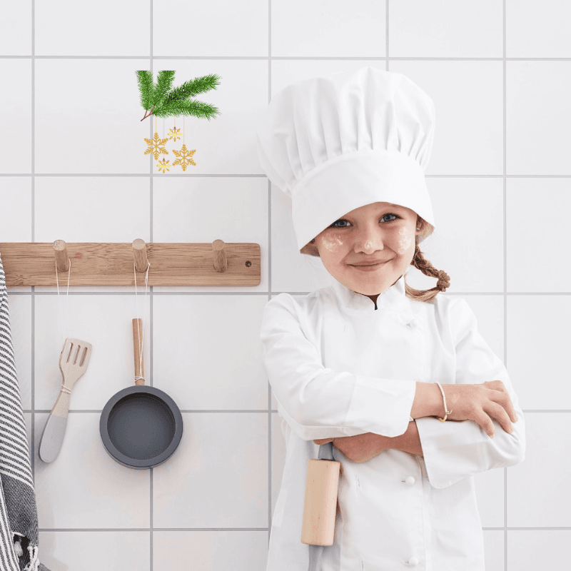 Lyseblått bakeforkle til barn fra Kid's Concept sin Carl Larsson-serie. Forkleet har et klassisk forklekjole-design i 100% bomull med justerbare skulderstropper.