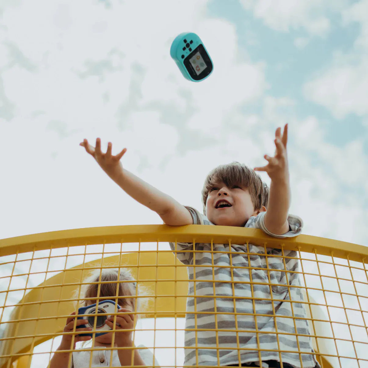 på reise med barn, reisebingo, klistremerkebok, spill, ryggsekk, kamera, reiseutstyr