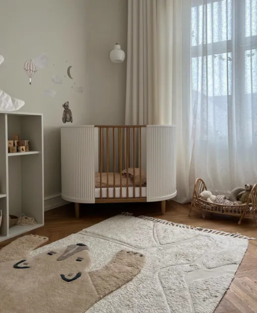 aktivitetsstativ til baby i treverk, kas kopenhagen, dansk design, interiør, seng til junior, babytepper