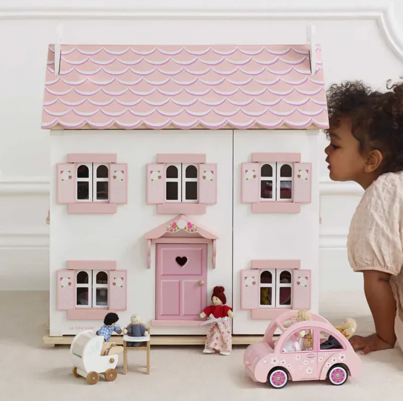 dukkehus, dukkehus i tre, dukkehusmøbler, treleker, miniatyrmøbler, leker til barnerommet, barneleker, kvalitetsleker, bærekraftige leker, rollelek, greentoys.no, sophies hus, cherrie hall, le toy van.palace house, new castle toys